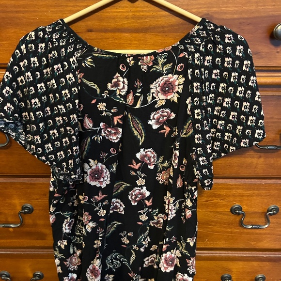 Maurice’s short sleeved floral top - Picture 2 of 3